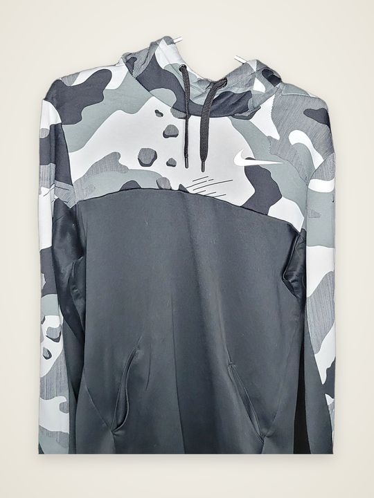 Polerón Nike con camuflaje colgado en el estudio Maully